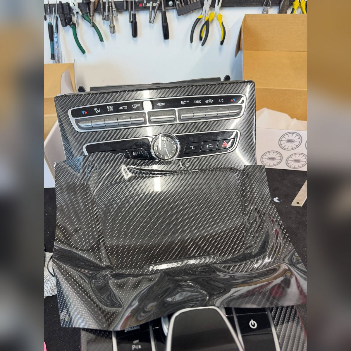 Монтаж на карбоново фолио 5D Carbon върху интериорен панел – Stopi Tint