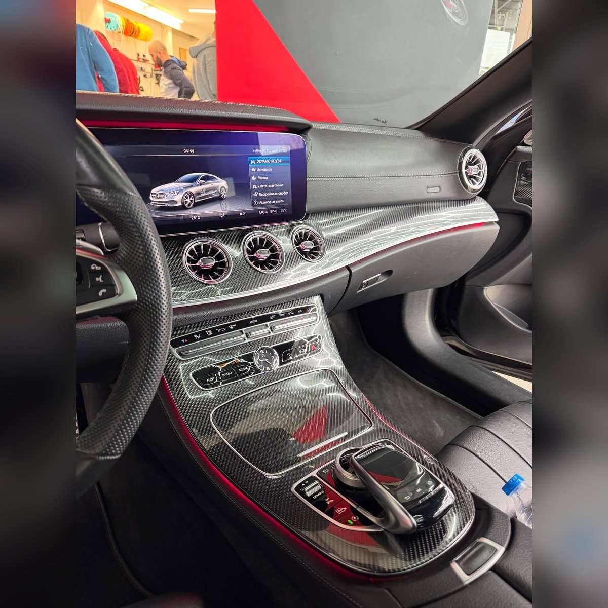 Карбоново фолио 5D Carbon на таблото и централната конзола – Stopi Tint