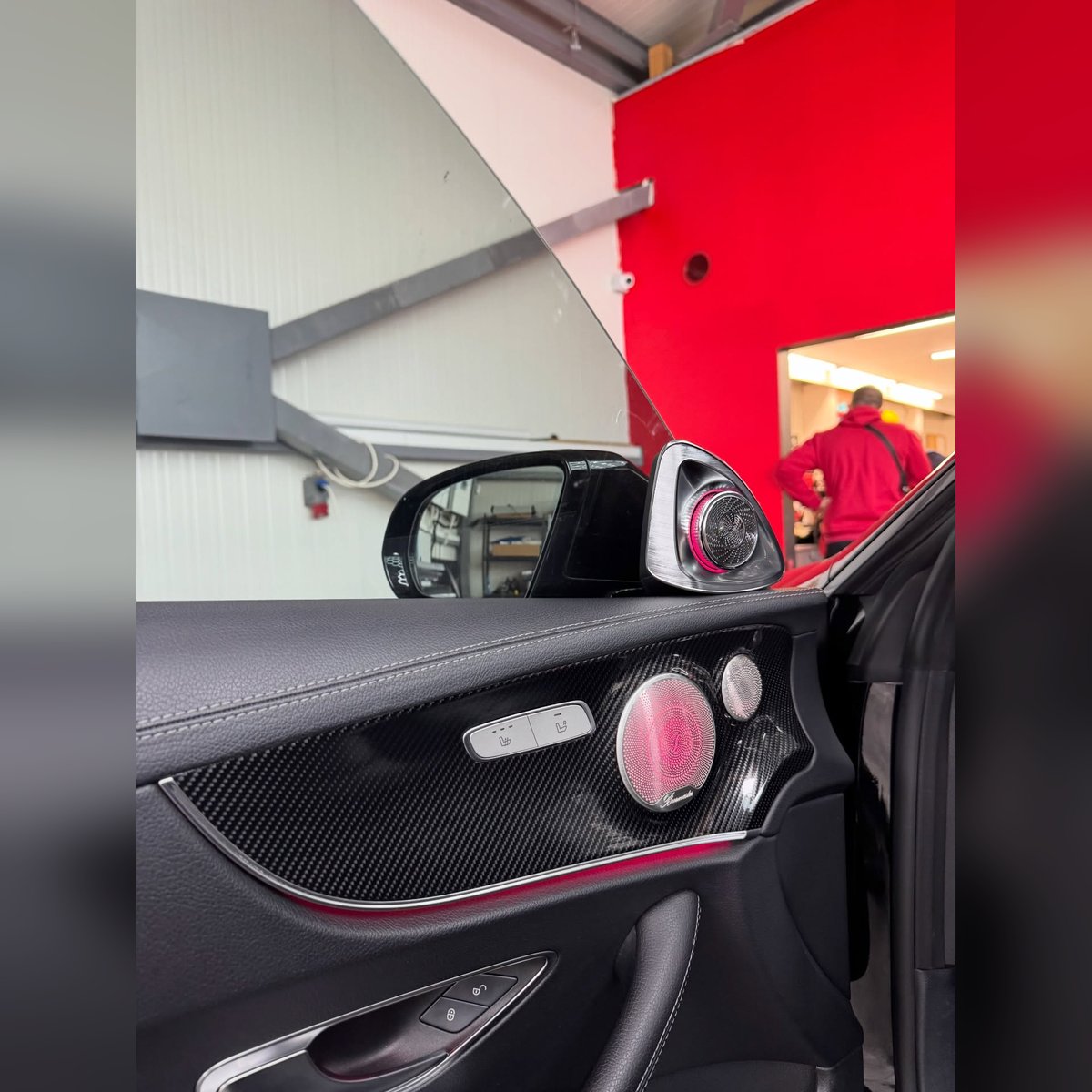 Карбоново фолио 5D Carbon на декоративна обшивка на вратата в автомобил – Stopi Tint